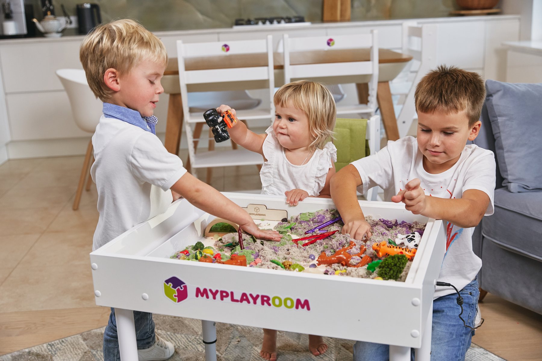 Трое детей играют за световым столом MYPLAYROOM
